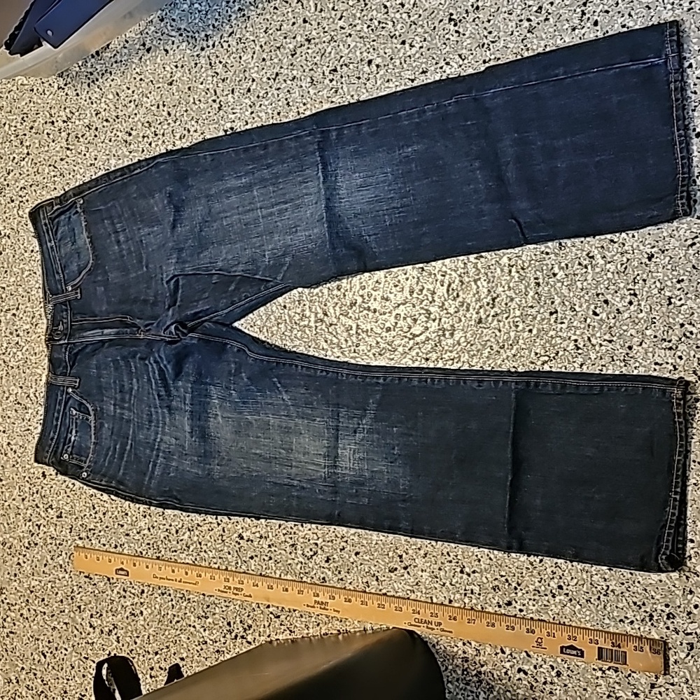 Old Navy Low Rise Straight Jeans. Size 32 x 32.